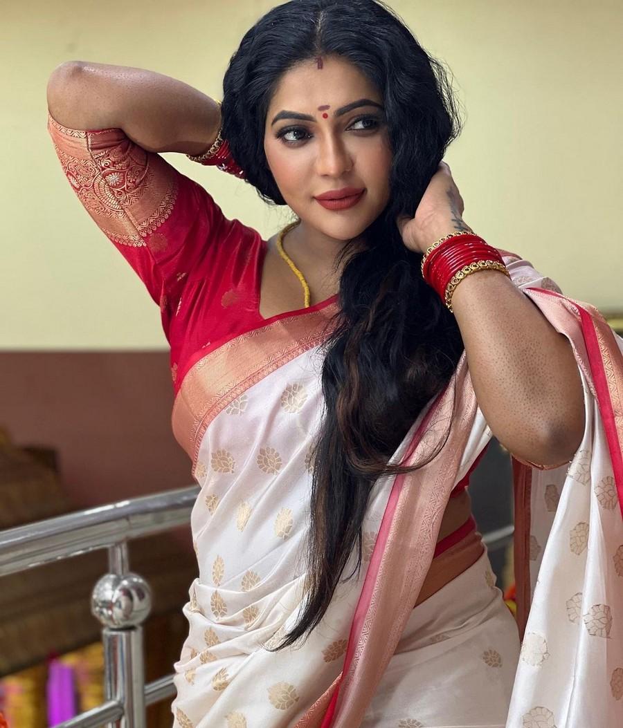 Reshma Pasupuleti Looking Gorgeous In White Saree Telugu Rajyam Photos